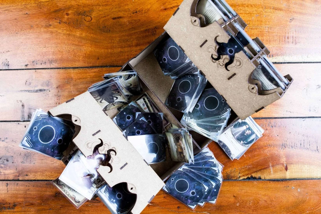 The Dicetroyers - Arkham Horror: The Card Game - Storage System (Large) (Italy Import) 5 The Dicetroyers - Arkham Horror: The Card Game - Storage System (Large) (Italy Import)