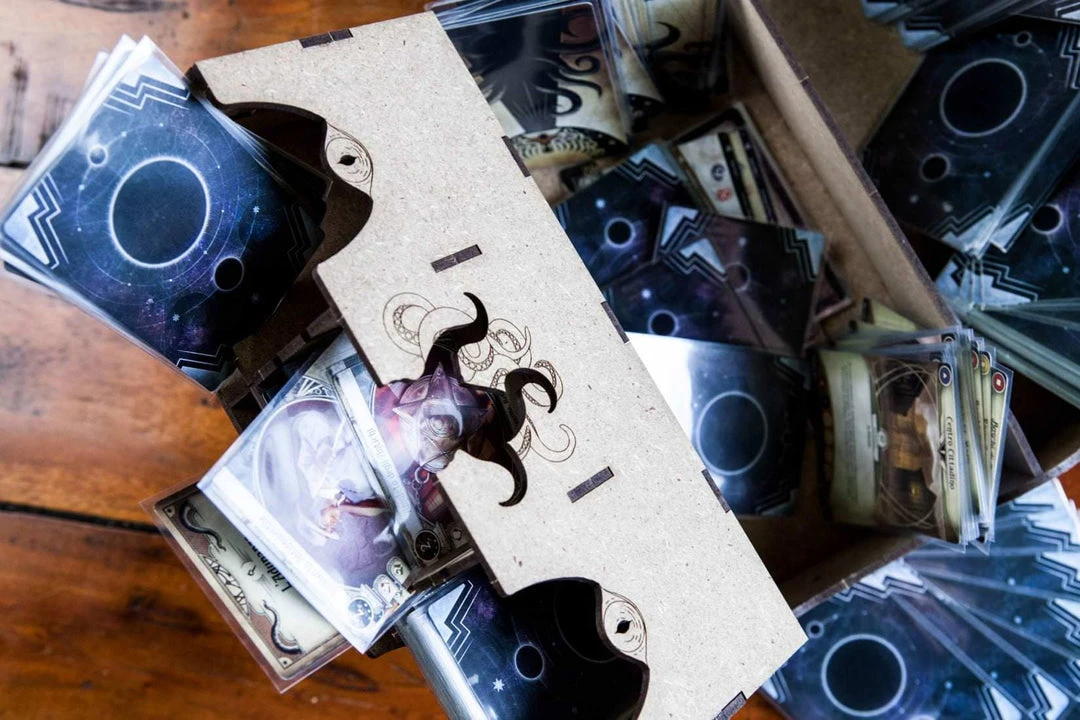 The Dicetroyers - Arkham Horror: The Card Game - Storage System (Large) (Italy Import) 8 The Dicetroyers - Arkham Horror: The Card Game - Storage System (Large) (Italy Import)