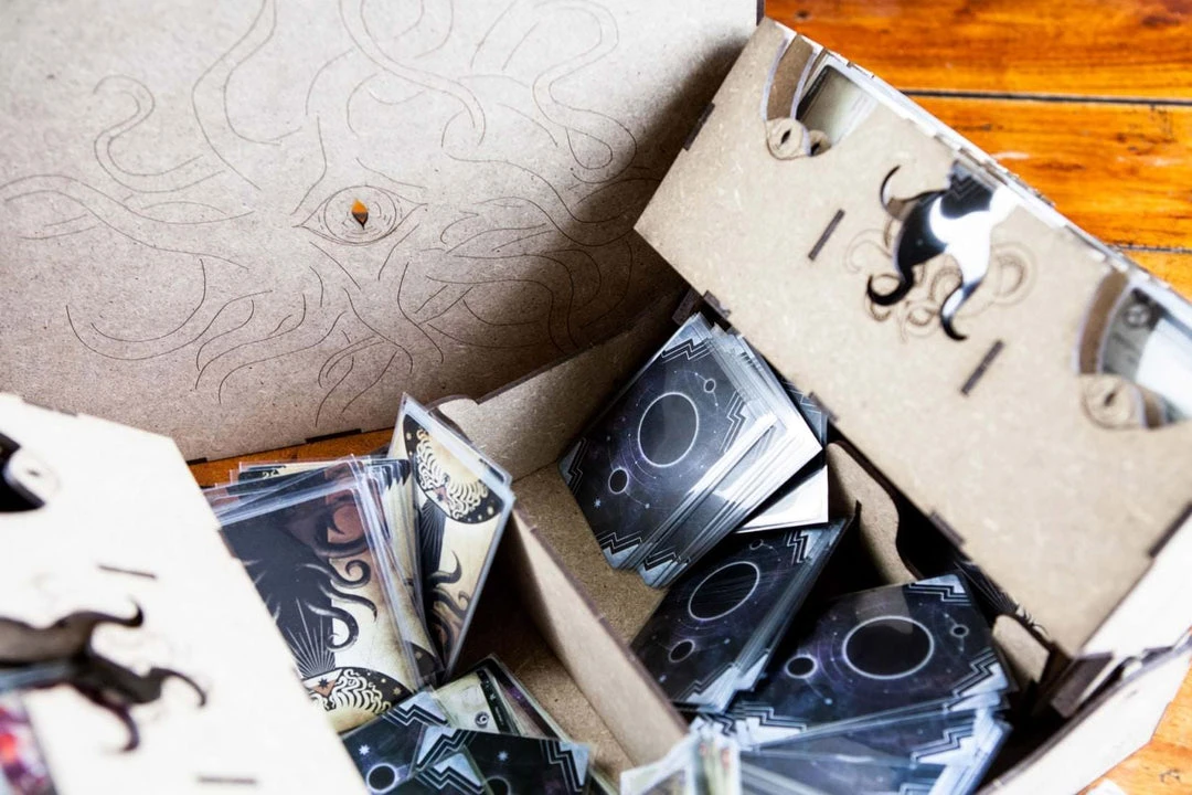 The Dicetroyers - Arkham Horror: The Card Game - Storage System (Large) (Italy Import) 4 The Dicetroyers - Arkham Horror: The Card Game - Storage System (Large) (Italy Import)